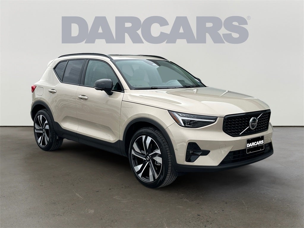 2025 Volvo XC40 B5 Ultra Dark Theme