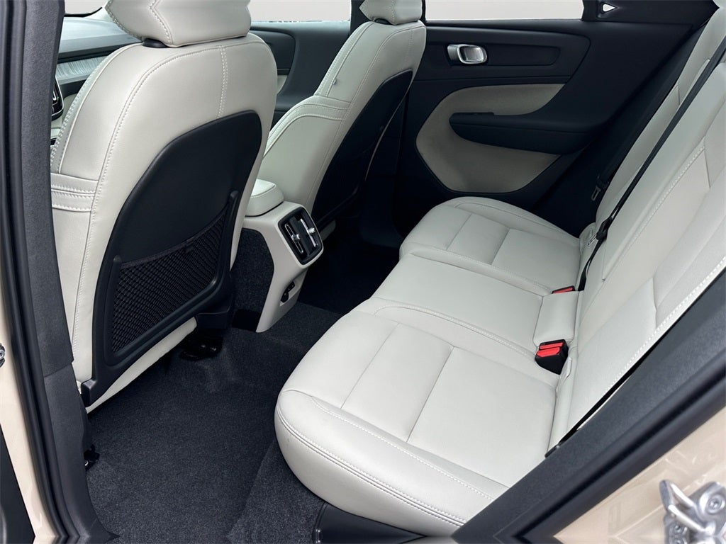 2025 Volvo XC40 B5 Ultra Dark Theme