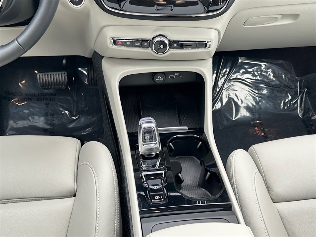 2025 Volvo XC40 B5 Ultra Dark Theme