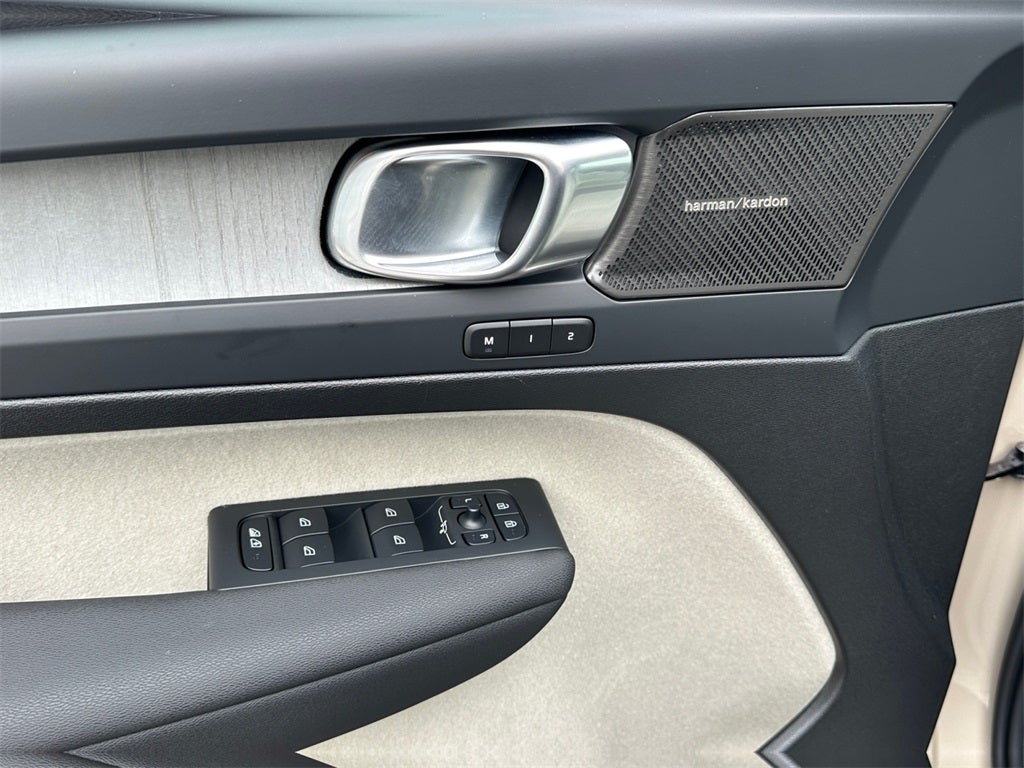 2025 Volvo XC40 B5 Ultra Dark Theme