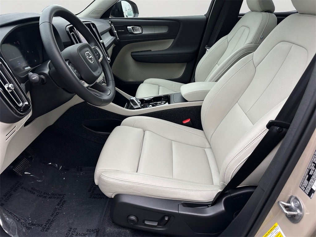 2025 Volvo XC40 B5 Ultra Dark Theme