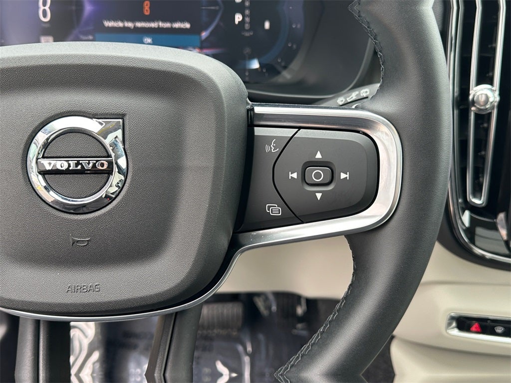 2025 Volvo XC40 B5 Ultra Dark Theme