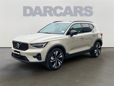 2025 Volvo XC40 B5 Ultra Dark Theme