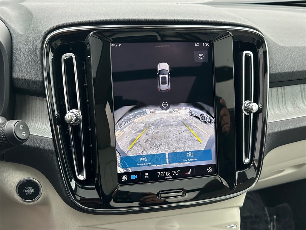 2025 Volvo XC40 B5 Ultra Dark Theme