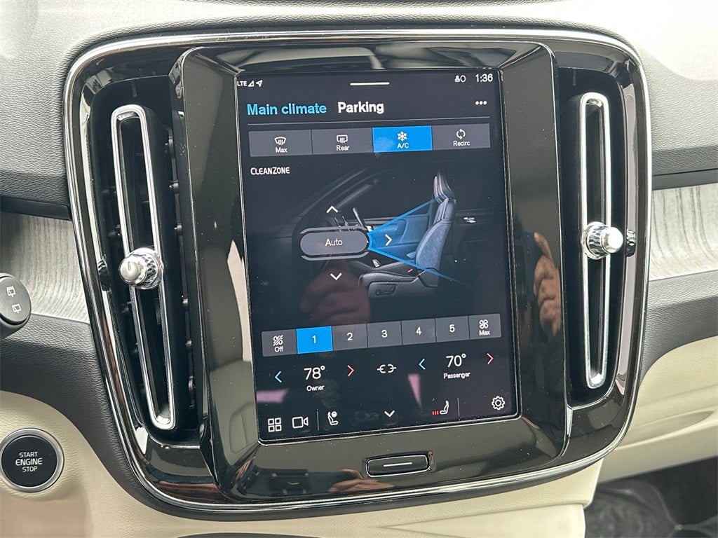 2025 Volvo XC40 B5 Ultra Dark Theme