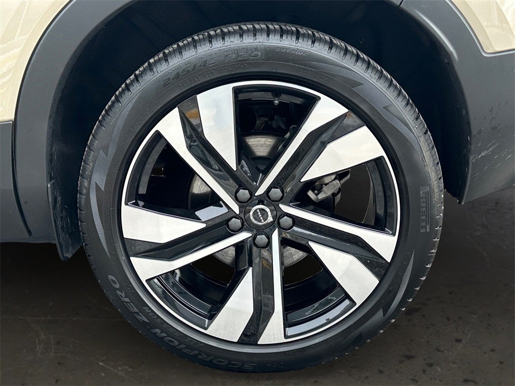 2025 Volvo XC40 B5 Ultra Dark Theme