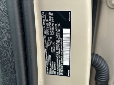 2025 Volvo XC40 B5 Ultra Dark Theme