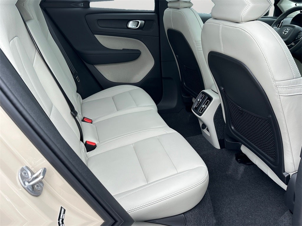 2025 Volvo XC40 B5 Ultra Dark Theme