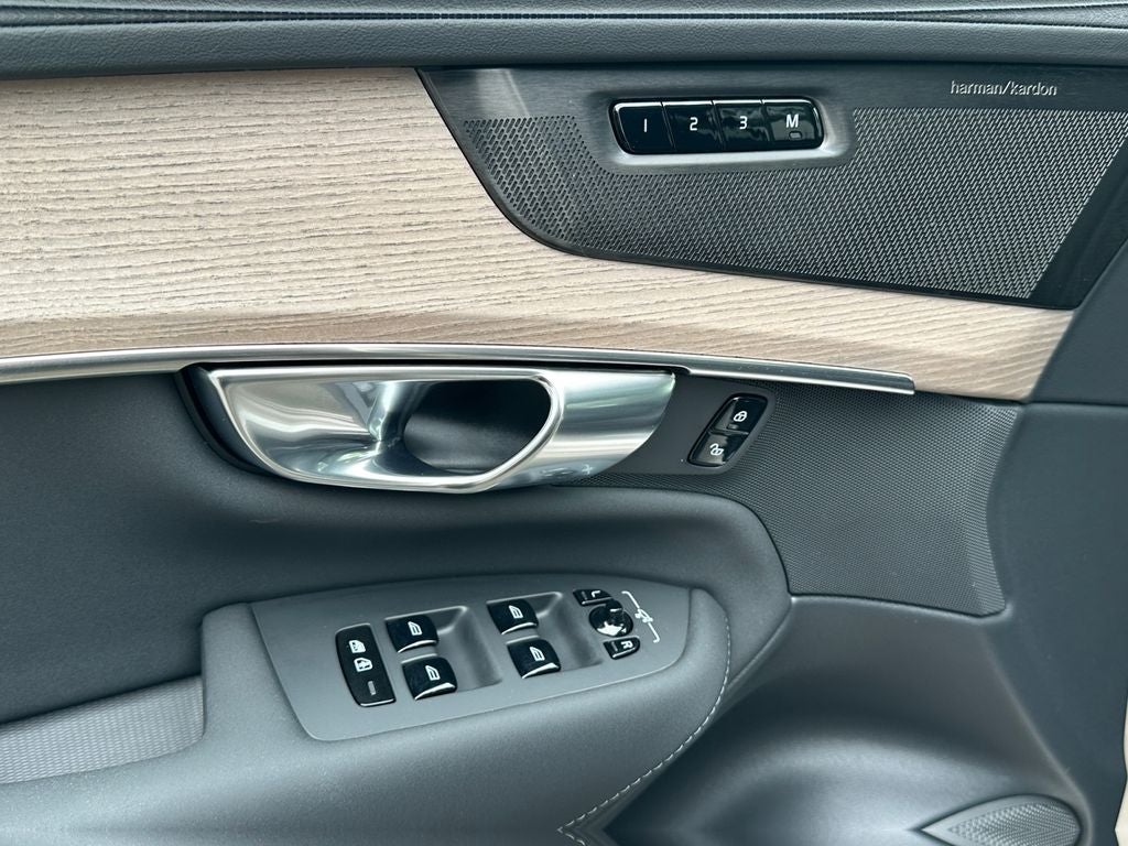 2026 Volvo XC90 B5 Plus